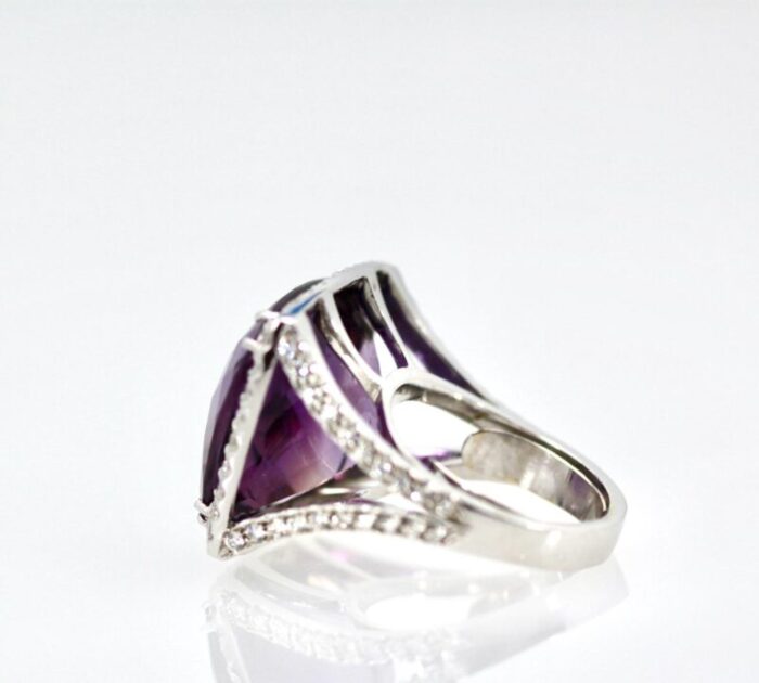 1980s amethyst ring 25 carats with diamond border size 75 0103