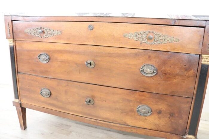 early 19th century chest of drawers in walnut and marble top 5678