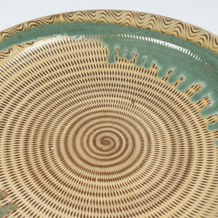 large mid 20th century koishiwara platter with chatter marks and two colour uchikake splash decoration 0207