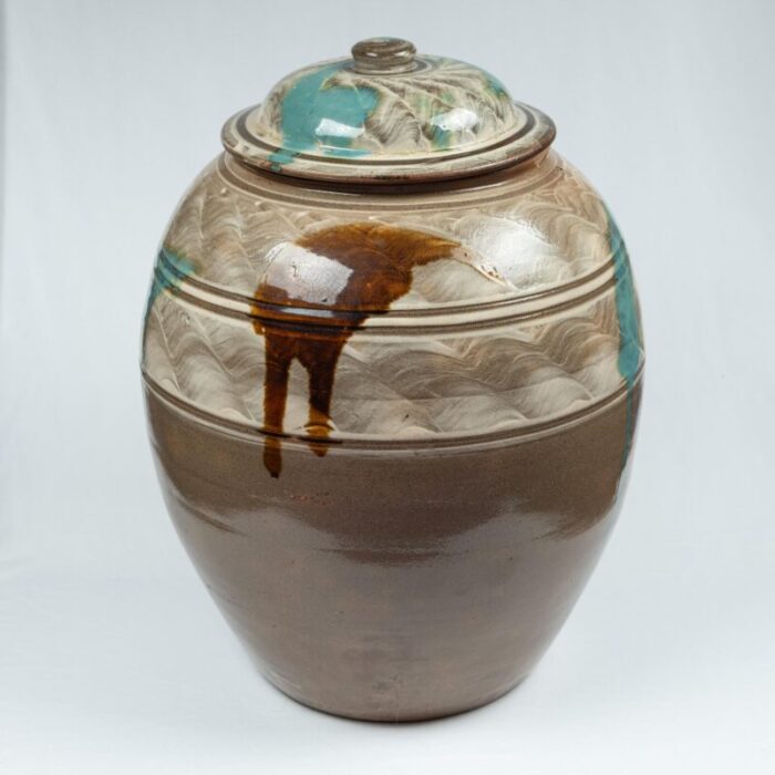 large mid 20th century onta jar with hakeme brush and two colour uchikake splash decoration 1159