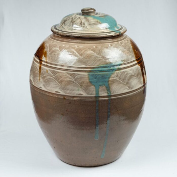 large mid 20th century onta jar with hakeme brush and two colour uchikake splash decoration 9114