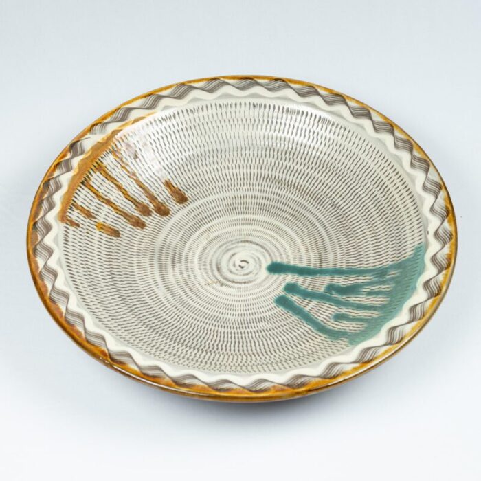 large mid 20th century onta platter with chatter marks and two colour uchikake splash decoration 2904