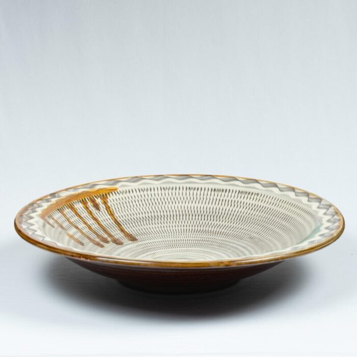 large mid 20th century onta platter with chatter marks and two colour uchikake splash decoration 5096