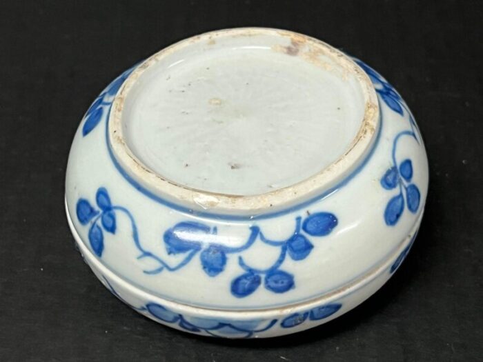 late 19th century chinese art porcelain blue and white round pill box 5037