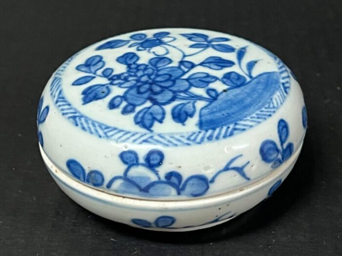 late 19th century chinese art porcelain blue and white round pill box 5367