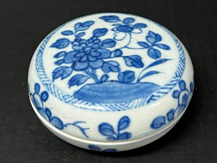 late 19th century chinese art porcelain blue and white round pill box 8871