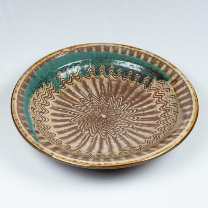 mid 20th century koishiwara platter with hakeme brush and two colour uchikake splash decoration 8031