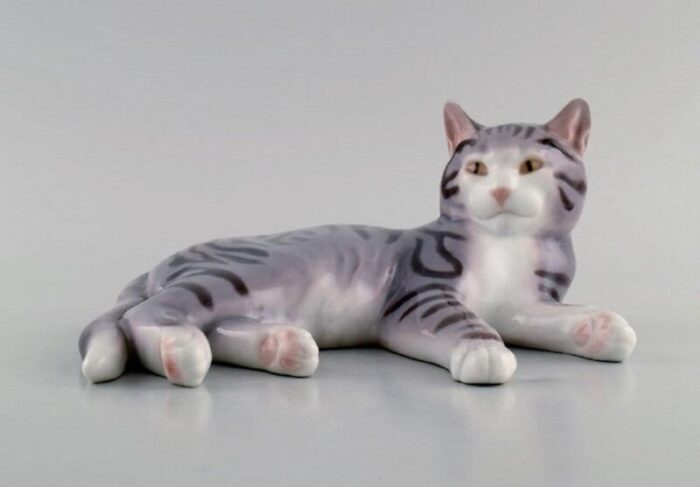 porcelain figurine of lying cat from bing grondahl 2