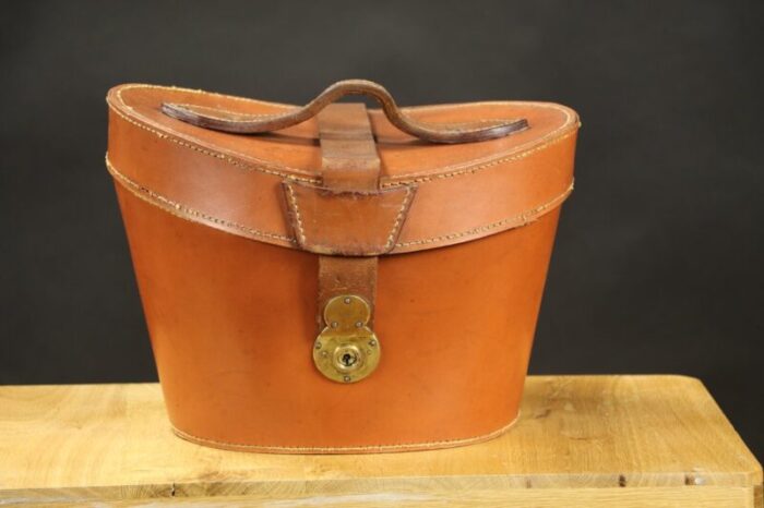 round leather hat trunk 1