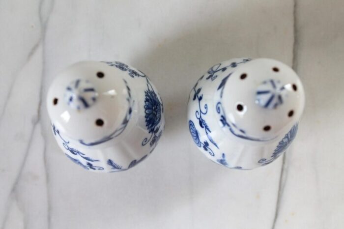 vintage blue and white ceramic salt and pepper shakers 2949