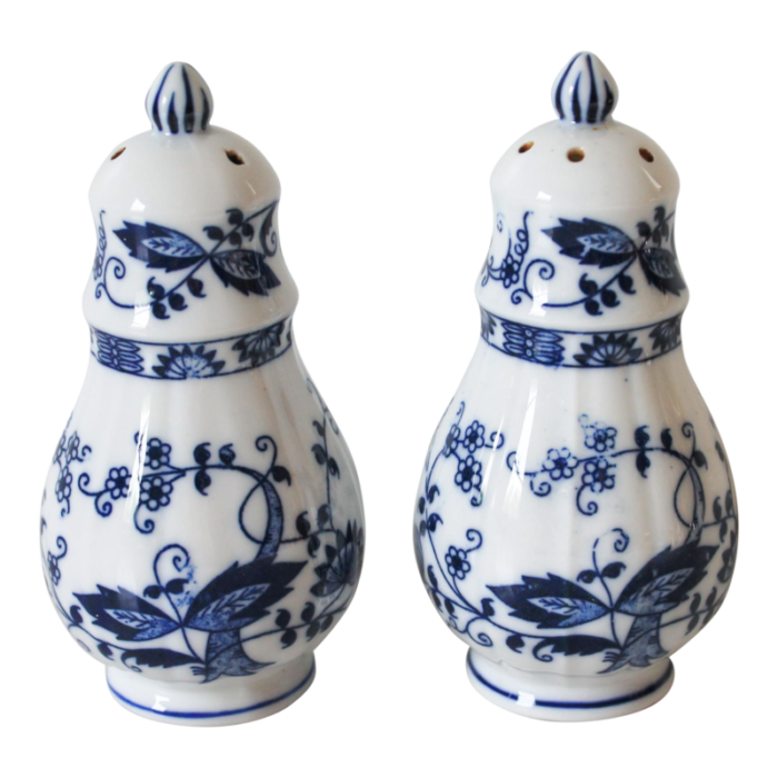 vintage blue and white ceramic salt and pepper shakers 8114